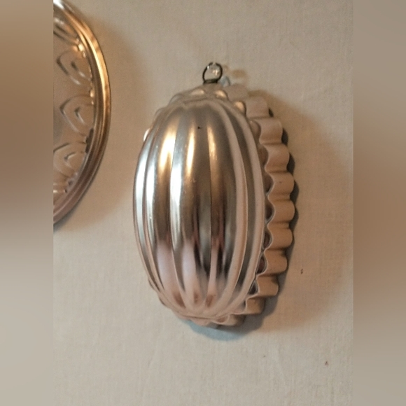 Two Vintage Copper Molds - Jello Molds - Wall Hangings - Picture 4 of 13